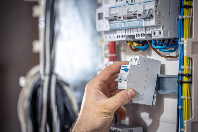 Jakie zabezpieczenia instalacji elektrycznej powinny znaleźć się w domu