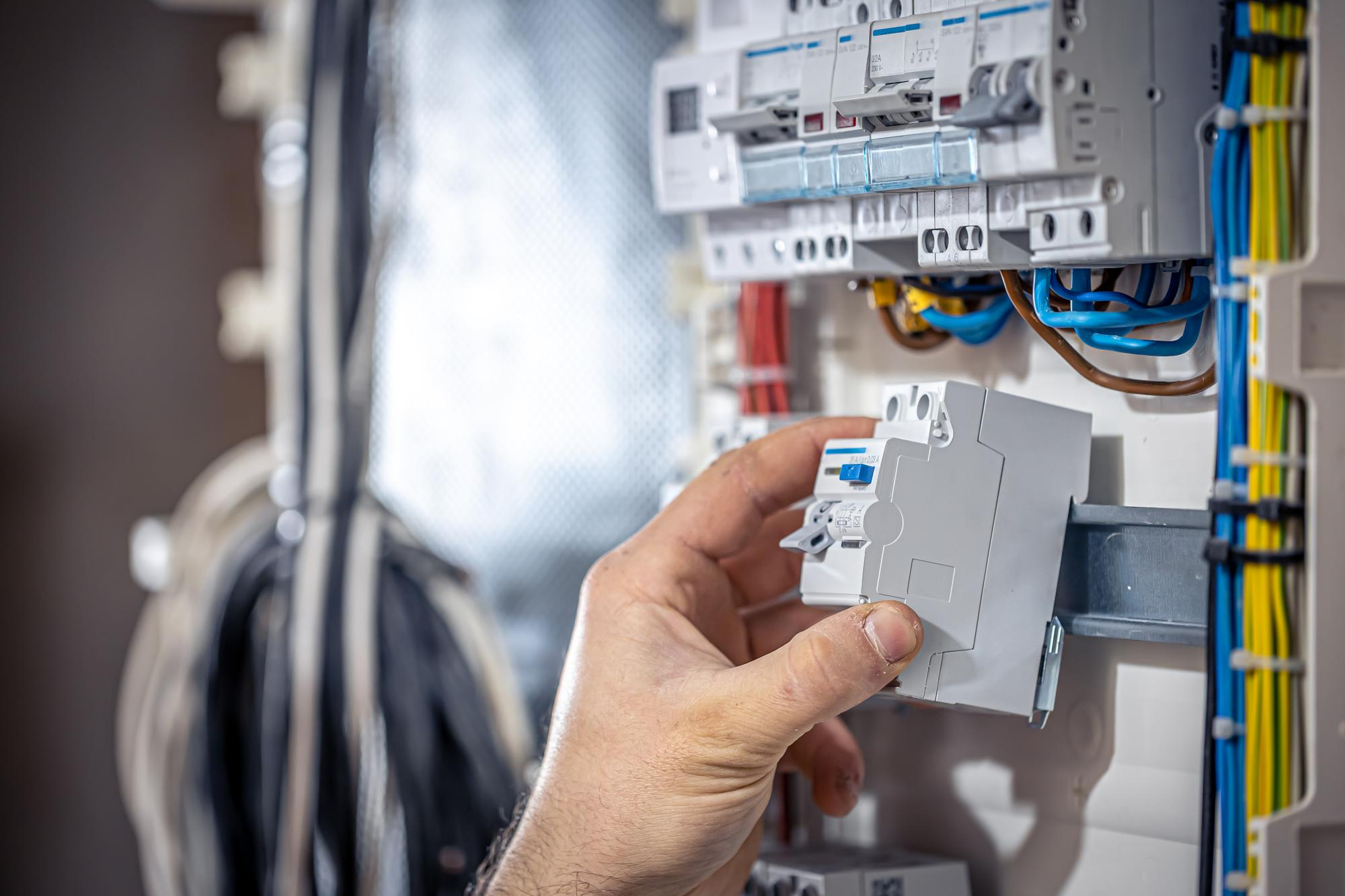 Jakie zabezpieczenia instalacji elektrycznej powinny znaleźć się w domu